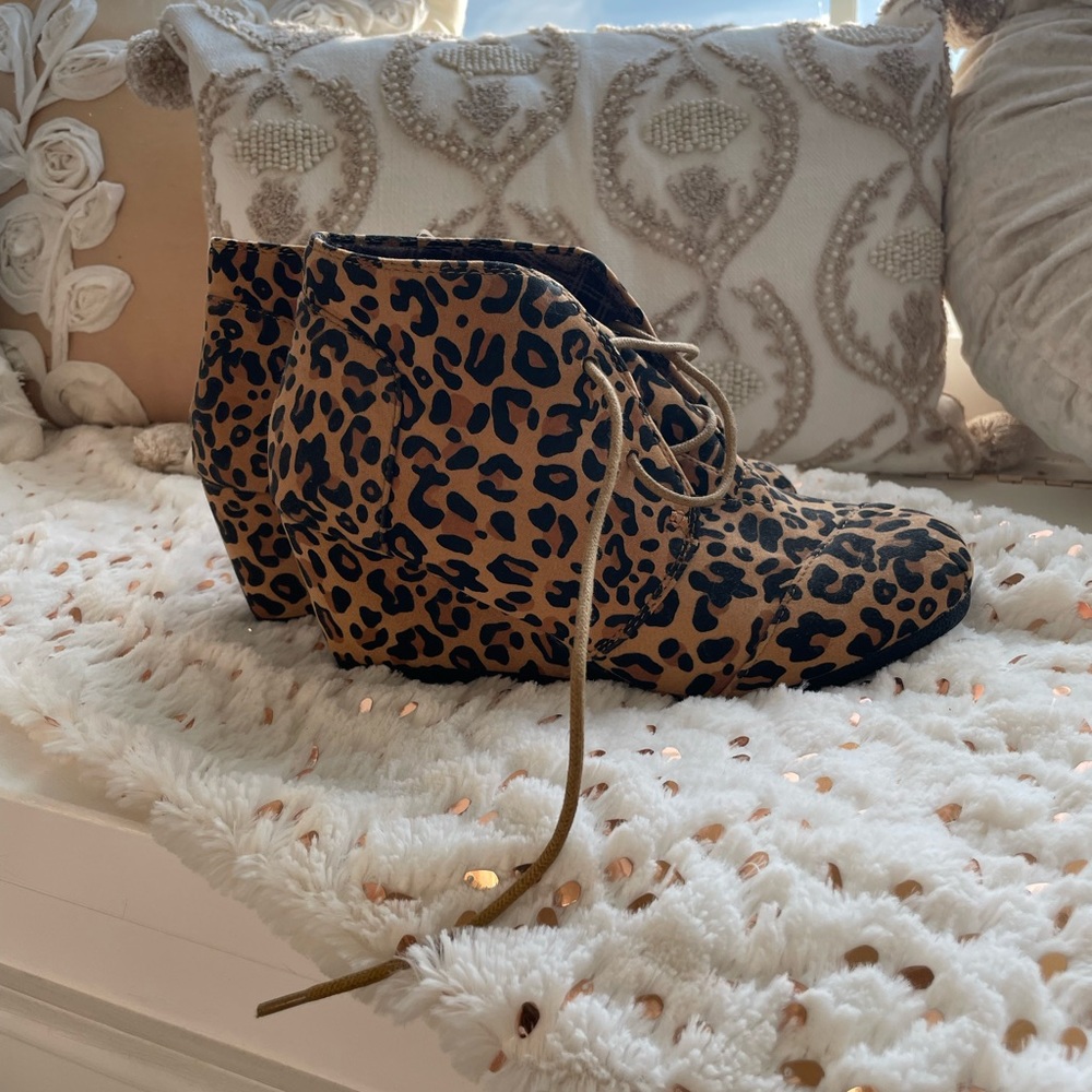 Leopard platform bootie